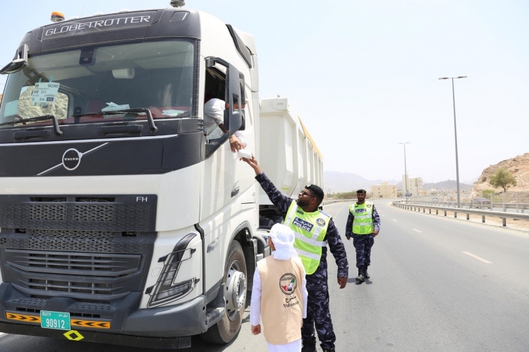  شرطة عجمان وفريق نبض الإمارات التطوعي ينفذان مبادرة "شارع الوطن" لدعم سائقي الشاحنات في مصفوت