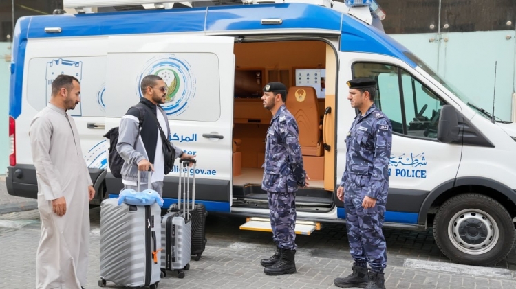 شرطة عجمان تواصل دعم متضرري حريق برج كورنيش عجمان عبر مركز الشرطة الذكي المتنقل
