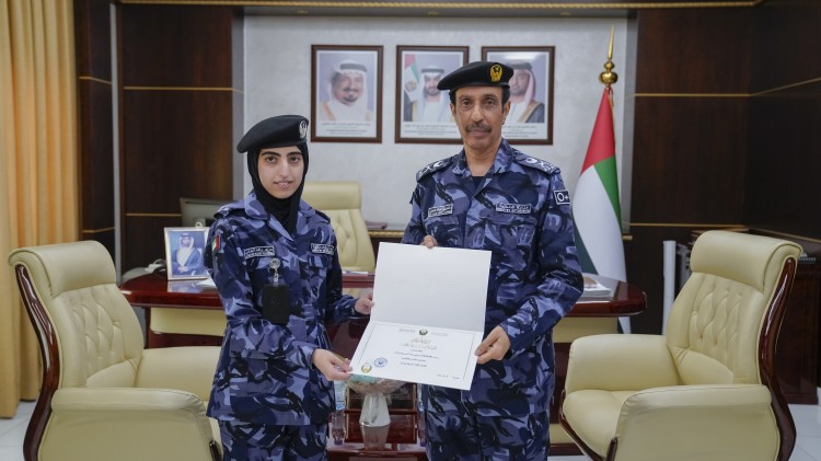 قائد عام شرطة عجمان يكرّم موظفة لتميزها واعتزازها بالعمل