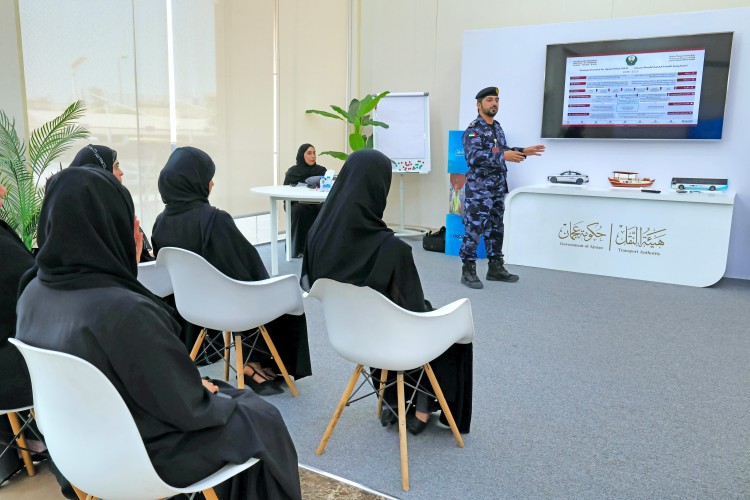 شرطة عجمان تنفذ سلسلة محاضرات توعوية ضمن مبادرة " طريق آمن لطلابنا "