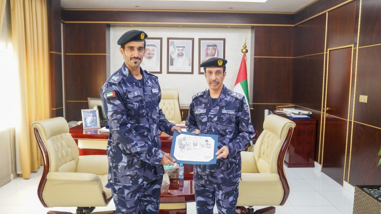 قائد عام شرطة عجمان يكرّم ضابط من القيادة لتخرجه من أكاديمية شرطة لوس أنجلوس
