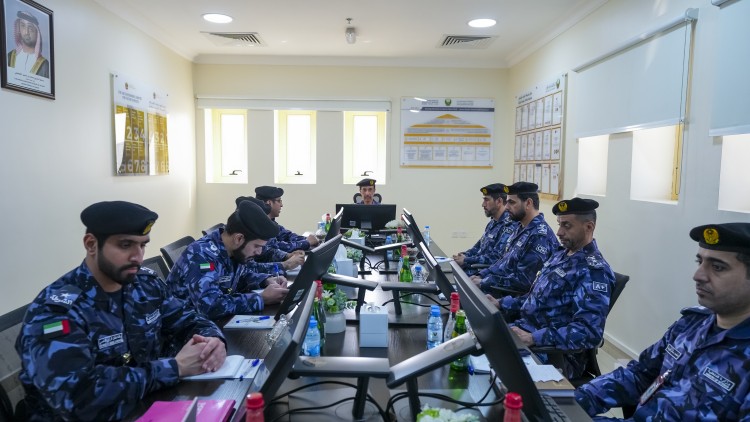 قائد عام شرطة عجمان يتفقد مركز شرطة الجرف الشامل ويشيد بتطوير تجربة المتعاملين