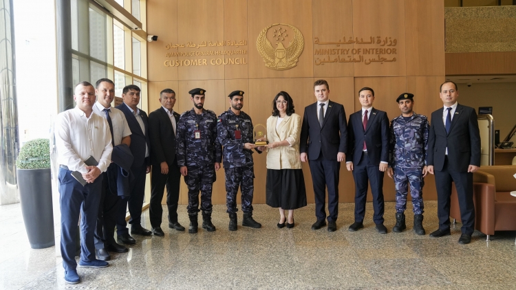 وفد أوزبكي يطلع على أفضل ممارسات تطوير الخدمات وتجربة المتعامل في شرطة عجمان
