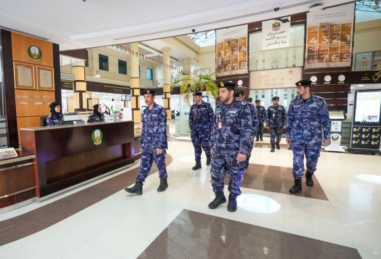 قائد عام شرطة عجمان يشيد بإنجازات إدارة ترخيص الآليات والسائقين وتميز خدماتها