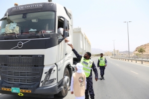  شرطة عجمان وفريق نبض الإمارات التطوعي ينفذان مبادرة "شارع الوطن" لدعم سائقي الشاحنات في مصفوت