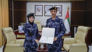 قائد عام شرطة عجمان يكرّم موظفة لتميزها واعتزازها بالعمل